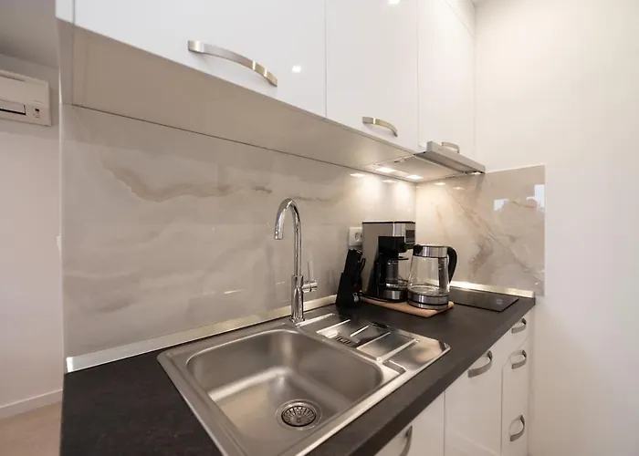 Lara - Private Parking And Garden Kovacic